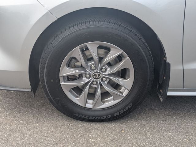 2022 Toyota Sienna LE 8 Passenger