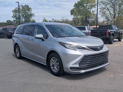 2022 Toyota Sienna LE 8 Passenger
