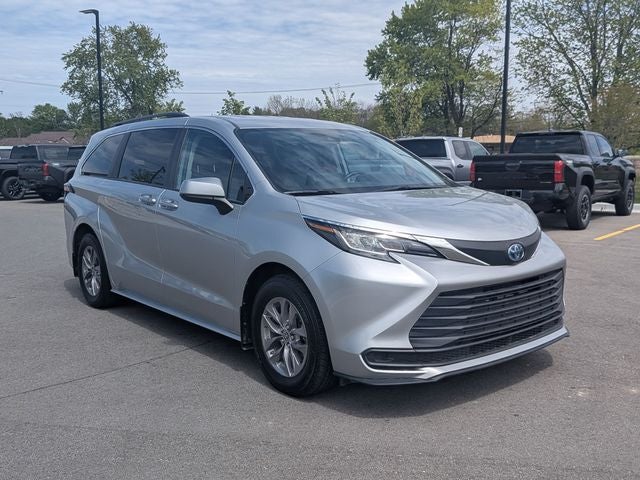 2022 Toyota Sienna LE 8 Passenger
