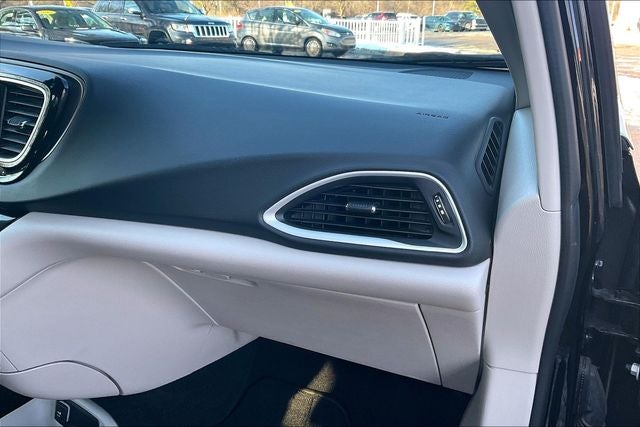 2024 Chrysler Voyager LX